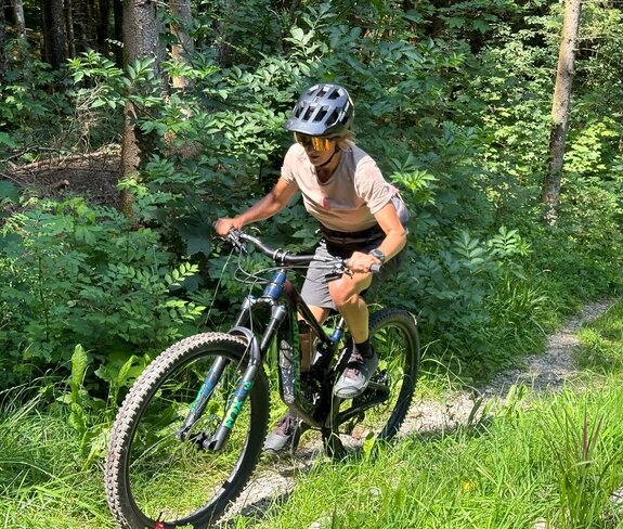 Mountainbike Guide Petra Rocha beim Mountainbiken im Wald. | © Petra Rocha