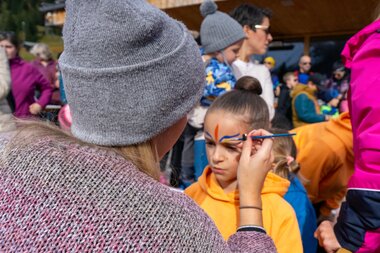 Mädchen wird bunt geschminkt. | © Bergbahnen Brandnertal, Bettina Schwarzhans