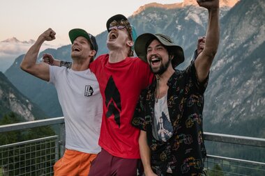 Drei frisch gebackene Weltrekordhalter jubeln im Licht des Sonnenuntergangs. | © Michael Kreyer