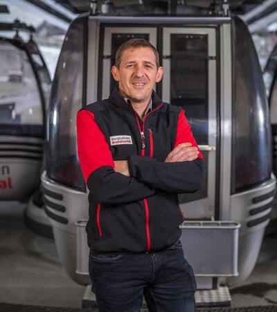 Mitarbeiter vor Gondel der Bergbahn | © Bergbahnen Brandnertal, Roman Nöstler