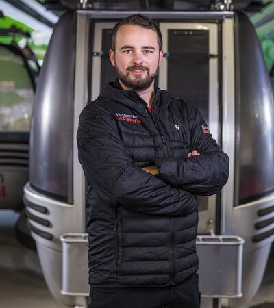 Mitarbeiter vor Gondel der Bergbahn | © Bergbahnen Brandnertal, Roman Nöstler